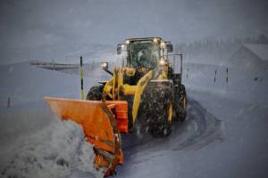 В Екатеринбурге во время уборки снега тракторист повредил дорожное ограждение
