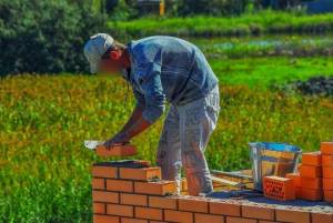 Строители начали устанавливать фундаменты будущих домов в Таёжном, которые построят по поручению Евгения Куйвашева