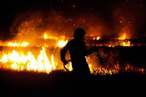 Сотрудники МЧС успешно ликвидировали крупный пожар в Свердловской области